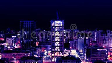 夜晚在紫光中俯瞰未来主义城市。 库存录像。 紫色照亮了美丽的城市全景